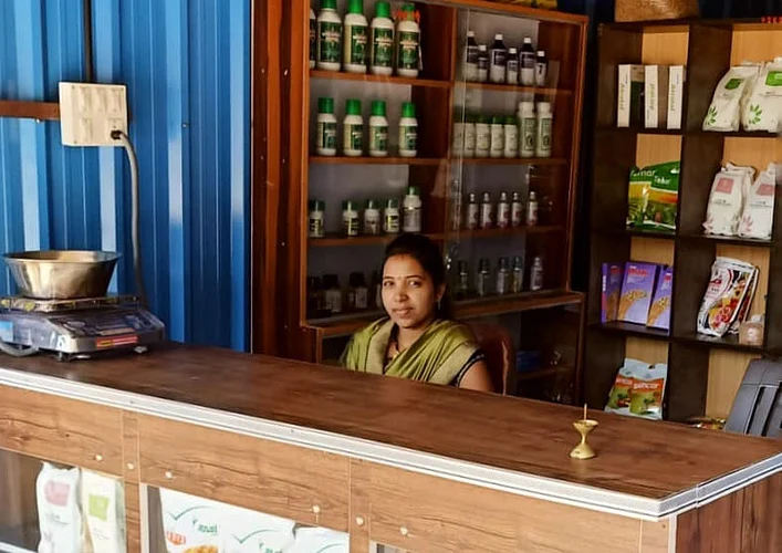 खचायचं नाही, लढायचं : अधिकारी होण्याचे स्वप्न भंगले तरी कृषी केंद्रातून सेवा