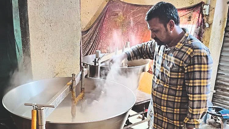 Success Story; योगेशच्या पेढ्याला राज्यभरासह राज्याबाहेरही मागणी