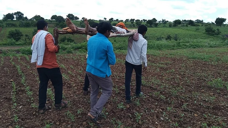 नांदेड : मतदानाचा हक्क बजावूनही मुखेड तालुक्यातील सोनानाईक व मुन्नानाईक तांडा येथील नागरिकांना ७४ वर्षानंतरही रस्ता नसल्याने कसरत करावी
लागत आहे.