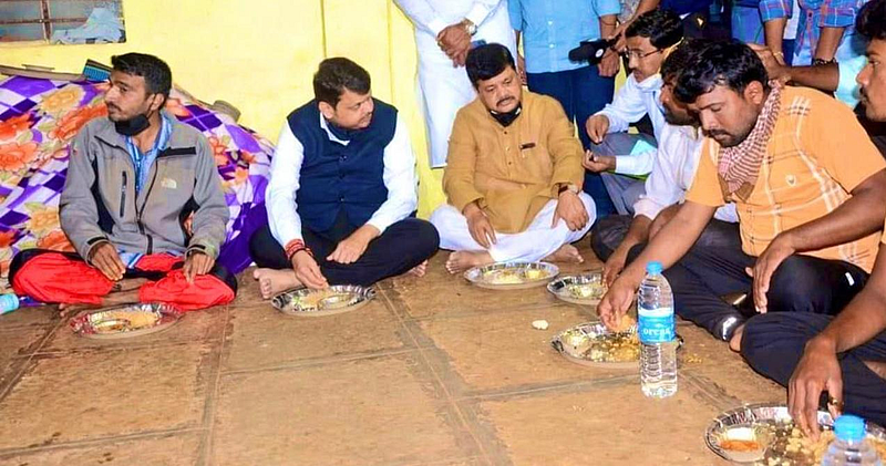 पूरग्रस्तांसोबत फडणवीस जेवले, जाणून घेतल्या व्यथा