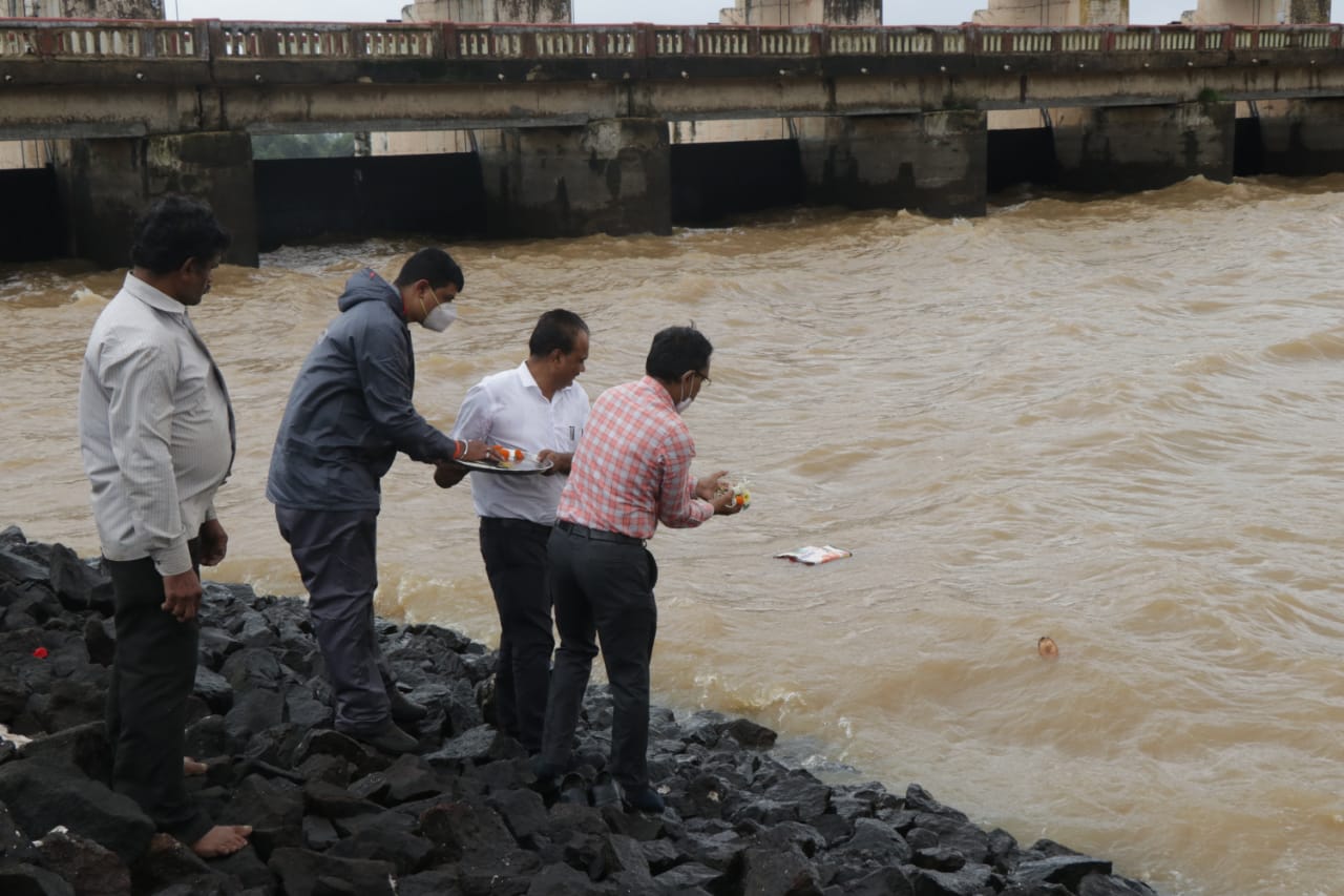 गंगापूर धरणातील साठाही ८० टक्क्यांपर्यंत पोचला.