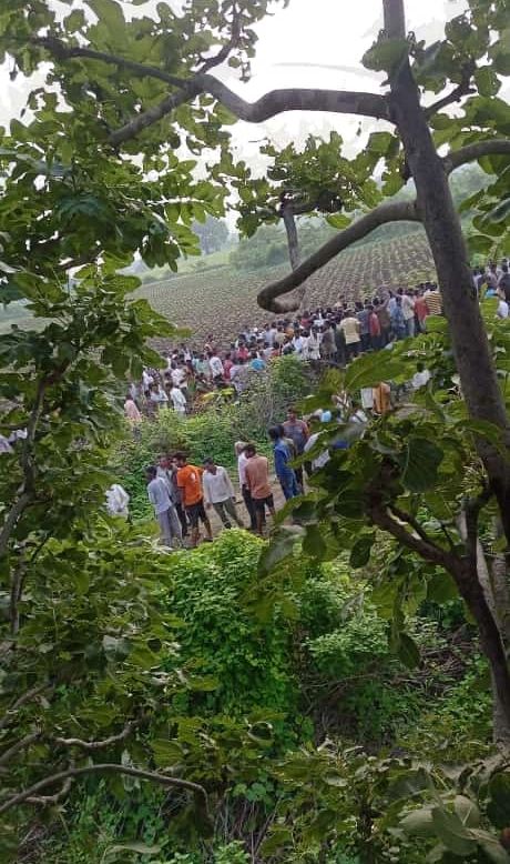 गावालगतच्या शेतात वाघाला हुसकावून लावताना ग्रामस्थ
