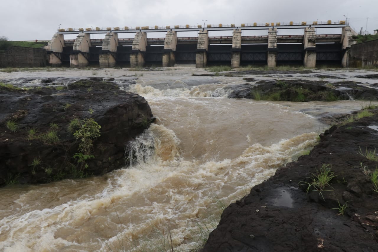 धरणातून विसर्ग दुपारी ४ पर्यंत टप्याटप्याने ३००० क्यूसेक्स करण्यात येणार आहे.