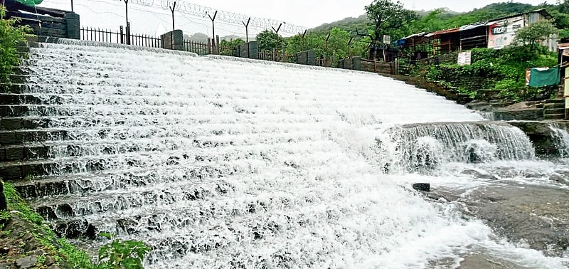 भुशी धरण ः जमावबंदीमुळे पर्यटकांच्या सर्वाधिक पसंतीचे केंद्र असलेले भुशी धरण पर्यटकांअभावी ओस पडले आहे.