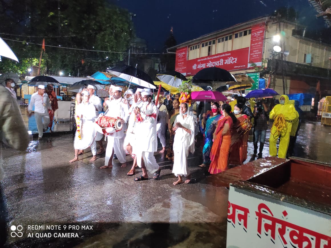 पालखीसह मंदिर फुलांनी व माशांनी सुशोभित करण्यात आले होते. साडेपाच ला निवृत्तिनाथ महाराज यांचा जयघोष करीत चांदीची प्रतिमा व पादुका कुशावर्त तीरावर स्नानासाठी आणण्यात आल्या. नगराध्यक्ष पुरुषोत्तम लोहगावकर यांनी स्वागत करुन पादुका व प्रतिमेची अभिषेक पुजा केली. या वेळी प्रशासक धर्मादाय सहा. आयुक्त कृष्णा सोनवणे, अँड. भाऊसाहेब गंभीरे, मुख्याधिकारी संजय जाधव, पोलिस निरीक्षक संदिप रणदिवे, प्रांत तेजस चव्हाणतहसिलदार दिपक गिरासे, पुजक गोसावी परिवार या सह पारंपरिक दिंडी सोहळ्याचे वारकरी उपस्थित होते.