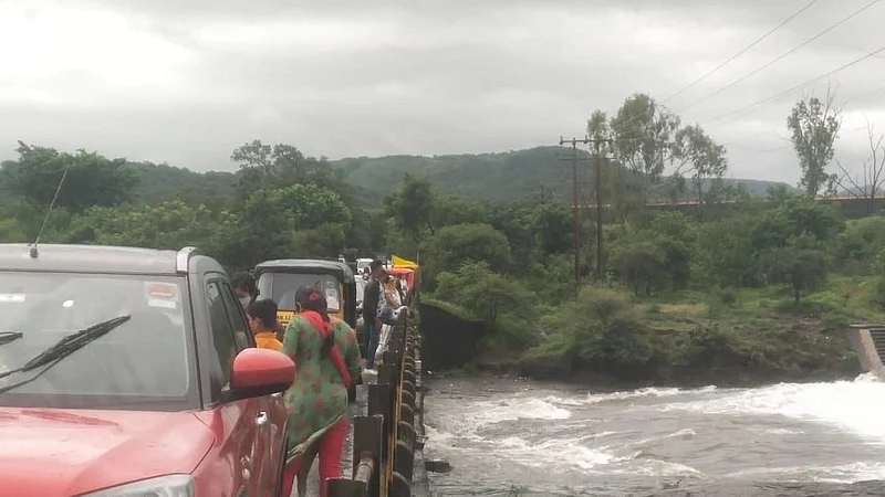 खडकवासला धरणातून पाणी सोडले; संचारबंदीतही बघ्यांची गर्दी