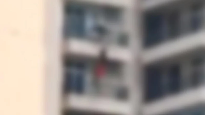 नवव्या मजल्यावरून पडली बायको, नवऱ्याने पकडला हात पण...