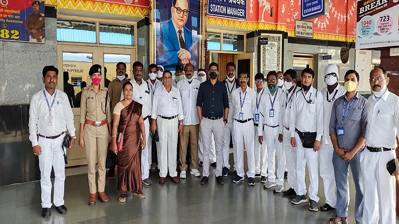 नांदेड : विनातिकीट रेल्वे प्रवास करणाऱ्यांविरुद्ध नांदेडच्या दक्षण रेल्वे विभागाच्या वतीने तिकिट तपासणी पथक तयार केले आहे.