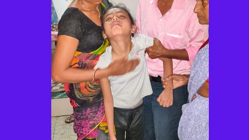 शिक्षिकेने दिलेल्या शिक्षेमुळे गाथाची अशी अवस्था झाली.