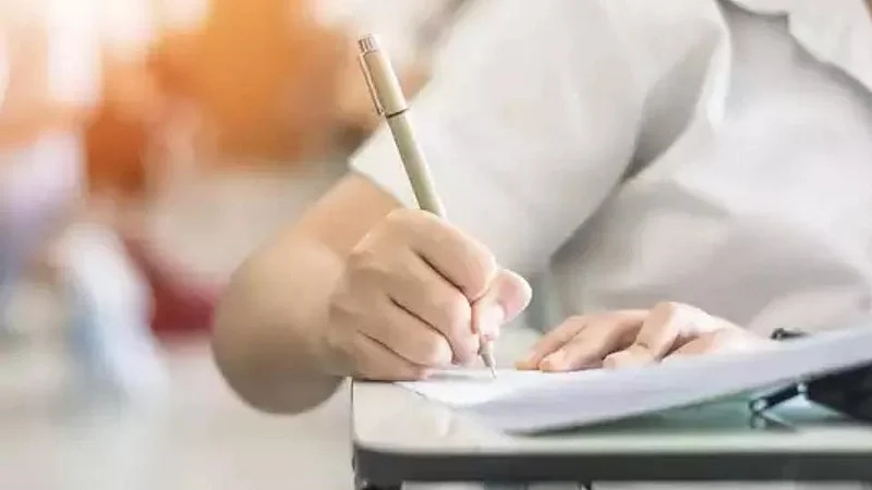 नियतीनं केला घात; वडिलांच्या निधनाचं ओझं घेऊन आदित्यची 'परीक्षा'