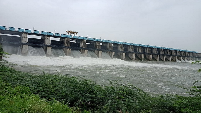 सेलू: लोअर दूधना धरणाचे चार दरवाजे उघडले