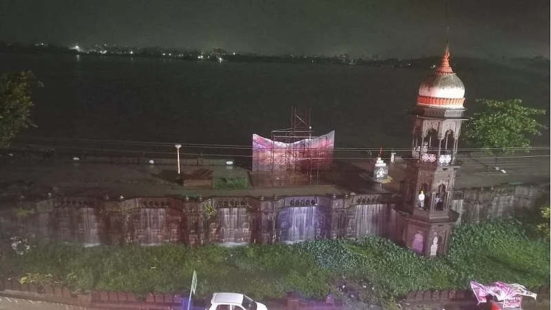 ओसांडून वाहणारा रंकाळा पाहण्यासाठी कोल्हापूरकरांची गर्दी