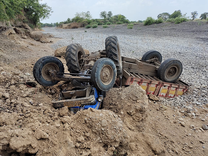 दोन गटातील एकूण सहा गंभीर जखमी, दोन ट्रॅक्टर नदीत फेकले
