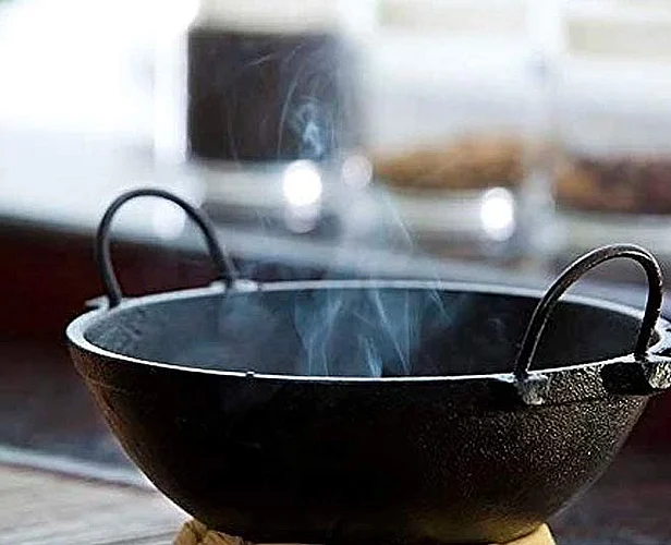 लोखंडाच्या भांड्यात चुकूनही करु नका 'हे' पदार्थ