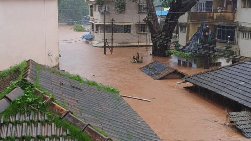 Chiplun Flood: चिपळूणात महाप्रलय : अनेक कुटुंबे पाण्यात अडकली