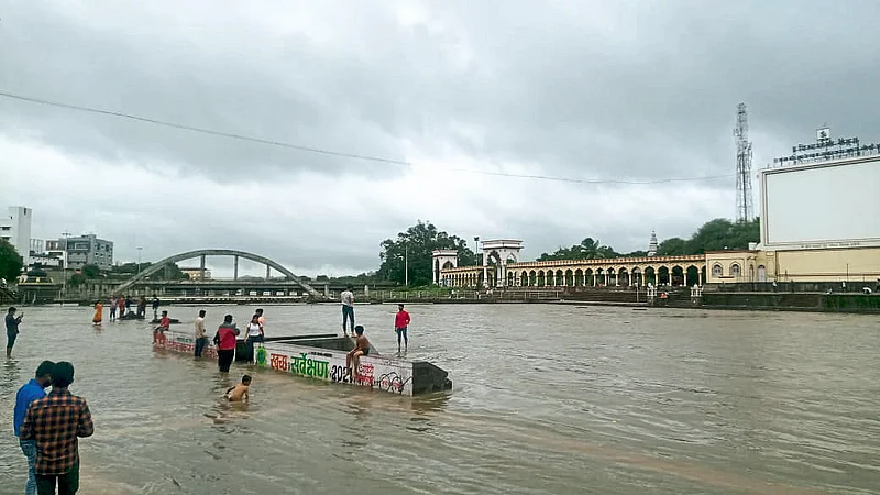 आळंदीमध्ये इंद्रायणीच्या पाण्यात सेल्फीसाठी तरुणाईची धडपड