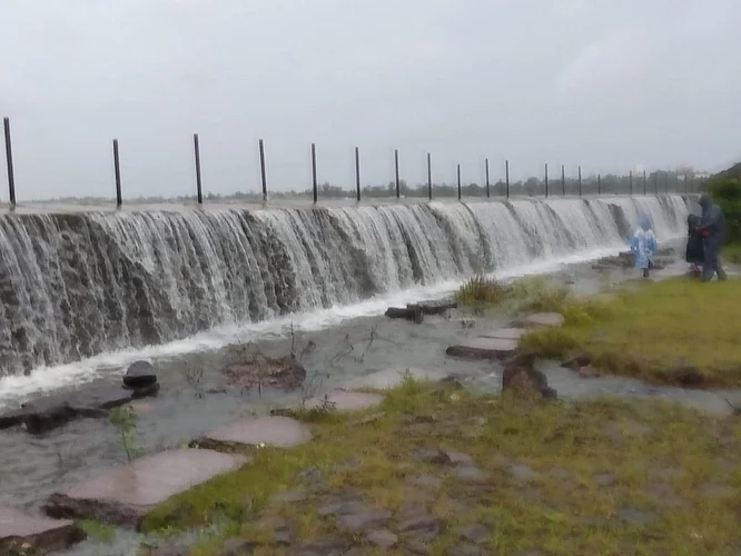 कळंबा तलाव ओव्हरफ्लो; पर्यटनाला कोरोनाचे ग्रहण