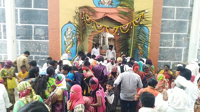 पैठण (जि.औरंगाबाद) : आषाढी एकादशीनिमित्त मंगळवारी प्रवेशद्वारातूनच संत एकनाथ महाराज समाधी मंदिराचे दर्शन घेताना भाविक.