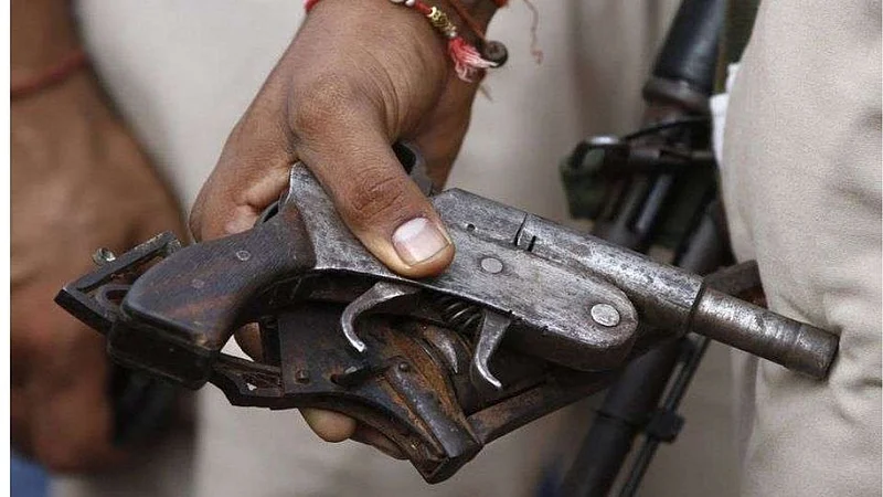 फॅशन हैं तो हैं : देशी कट्टा बाळगण्याची वाढली क्रेझ