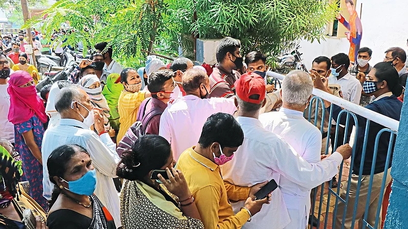 औरंगाबाद : सिडको एन-११ मधील आरोग्य केंद्रावर मंगळवारी लस घेण्यासाठी झालेली गर्दी.