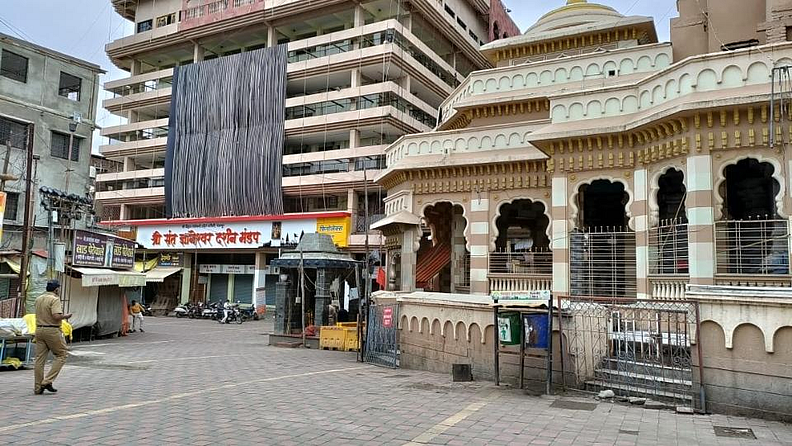 दर्शनरांगेची इमारत