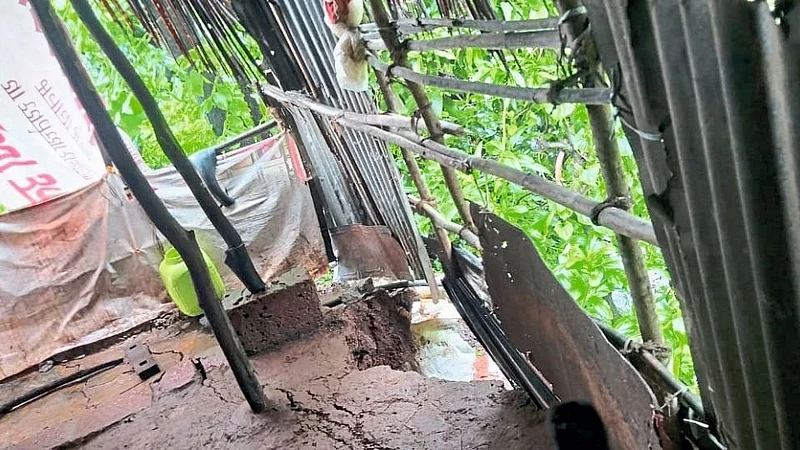 वेतोशीत पडवी खचली; ५ कुटुंबांना स्थलांतराच्या सूचना