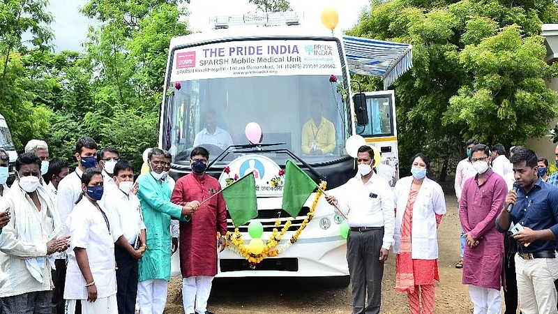 आदित्य बिर्ला कॅपिटलच्या सहकार्याने सुरु करण्यात आलेल्या फिरत्या मोबाईल मेडिकल युनिटचा प्रारंभ सोमवारी (ता.१९) लातूर परिमंडळचे आरोग्य सेवा उपसंचालक डॉ.एकनाथ माले व आमदार ज्ञानराज चौगुले यांच्या हस्ते यांच्या हस्ते फीत कापून व हिरवा झेंडा दाखवून करण्यात आले.