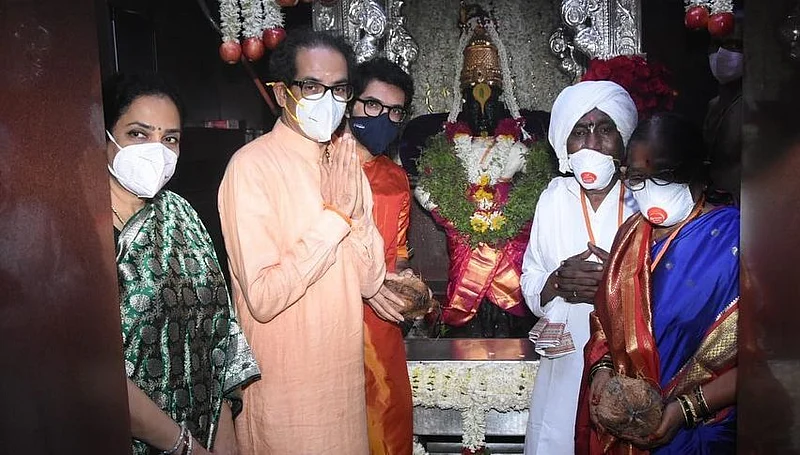 विठ्ठला कोरोनाचे संकट नष्ट होऊ दे; मुख्यमंत्र्यांनी घातले साकडे