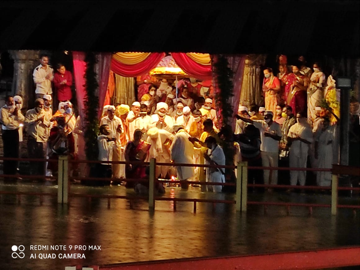आज (ता.१९) पहाटे मुसळधार पावसात निवृत्तिनाथ महाराज प्रतिमा व पादुका भजन व किर्तन करीत दोन शिवशाही बसद्वारा पंढरपुरला प्रस्थान झाल्या. परंपरेच्या व मानाच्या दिंड्यांचे प्रतिनिधी, मंदिर प्रशासक सदस्य, विनेकरी, सेवेकरी अश्या चाळीस सदस्यांना या बसमधून पंढरीनाथ दर्शन व वारीची संधी मिळाली. तत्पुर्वी पहाटे पुजक ह.भ.प.जयंत महाराज गोसावी व बंधु यांनी निवृत्तिनाथ समाधीची नेहमीची पुजा केली. त्यानंतर प्रातिनिधिक प्रस्थान केलेली प्रांगणातील पालखीची पुजा संपन्न झाली.