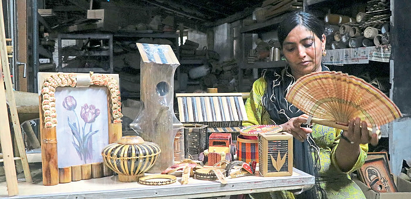 छंदाचे रुपांतर 550 कलाकृतीत; बांबू वस्तूंची उलाढाल कोटींच्या घरात