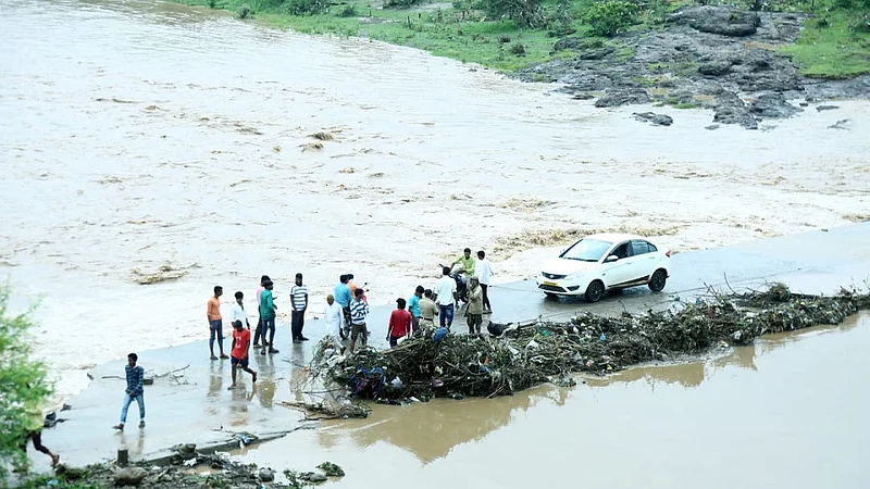 हिंगोली : कयाधू नदी दुथडी भरून वाहत होती. समगा गावाजवळील पुल तुटला होता.