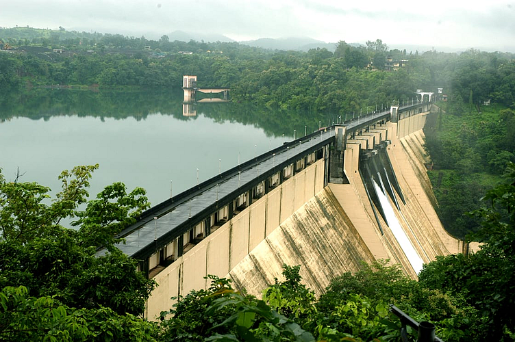 धरणे वाहू लागली ओसंडून; 53 टक्के भरल्याने संपले टेंशन