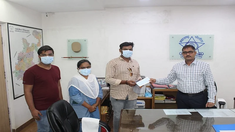 नांदेड : कोरोनामुळे मृत्यू पावलेल्या पोलिस अंमलदार किरण तेलंगे यांच्या कुटुंबियांना ६० लाख रुपयांचा धनादेश पोलिस अधीक्षक प्रमोदकुमार शेवाळे यांच्या हस्ते शुक्रवारी देण्यात आला.