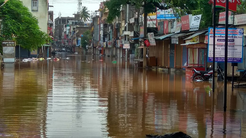 कुठे महापुराच्या लाटा, कुठे घसा कोरडा