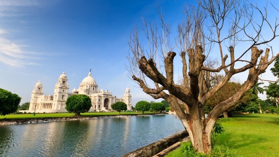 कोलकाता:
पश्चिम बंगालची ही राजधानी भारतातील सर्वात प्राचीन स्टिल-ऑपरेटिंग बंदर होस्ट करते. ब्रिटिश ईस्ट इंडिया कंपनीने 1690 मध्ये कोलकाताला आपला आधार बनविला. हे शहर भारताची सांस्कृतिक राजधानी म्हणून मोठ्या प्रमाणात मानले जाते. जर आपल्याला शहराची हेरिटेज पर्यटन स्थळे बघायची असतील तर तुम्ही चाइनाटाउनला जाऊ शकता. हे संपूर्ण भारतातील एकमेव क्षेत्र आहे, ज्यास ब्रिटिश राज साइट्सपेक्षा कमी भेट दिली जाते. तुम्ही येथील हावडा ब्रिज, बिर्ला तारामंडळ, व्हिक्टोरिया मेमोरियल, दक्षिणेश्वर काली मंदिर, बेलूर मठ, कालिघाट इ. लोकप्रिय ठिकाणे भेट देऊ शकता.