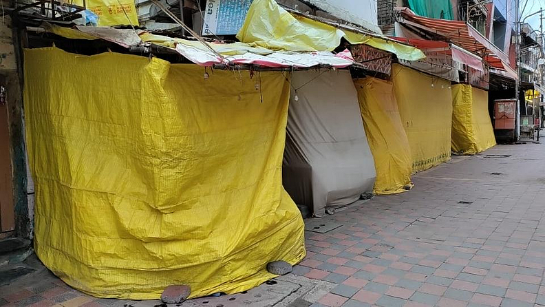मंदिराच्या आसपासची सर्व दुकाने बंद करण्यात आली आहेत