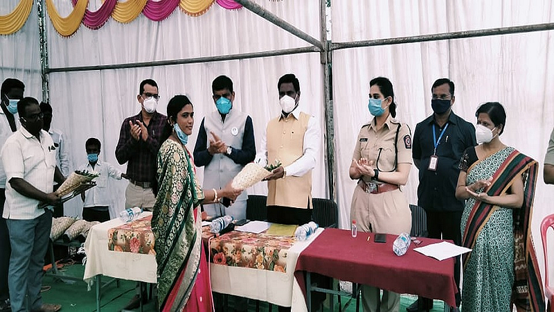 कारकीन (ता.पैठण, जि.औरंगाबाद) : राष्ट्रीय अनुसूचित जाती आयोगाचे सदस्य सुभाष पारधी यांनी भेट दिली व नागरिकांशी संवाद साधला. यावेळी जिल्हाधिकारी सुनील चव्हाण, मागासवर्गीय आयोगाच्या उपसंचालक अनुराधा दुसाने, मुख्य कार्यकारी अधिकारी डॉ.मंगेश गोंदावले, पोलिस अधीक्षक मोक्षदा पाटील.