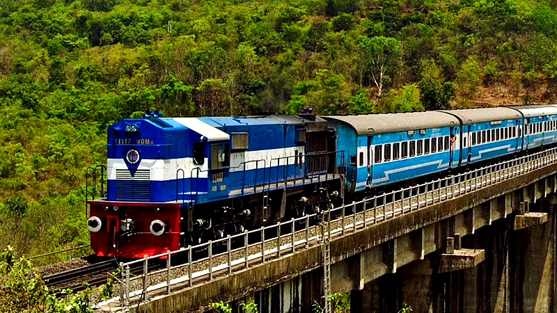 Konkan Railway - मुसळधारेमुळे तेसज आणि जनशताब्दी एक्स्प्रेस रद्द