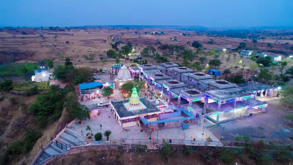 प्रकाशझोतातील मंदिराचे सुंदर दृष्य