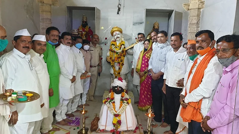 नर्सी नामदेव (जि.हिंगोली) : संत नामदेव महाराज मंदिरात आषाढी एकादशीनिमित्त महापुजा झाली.