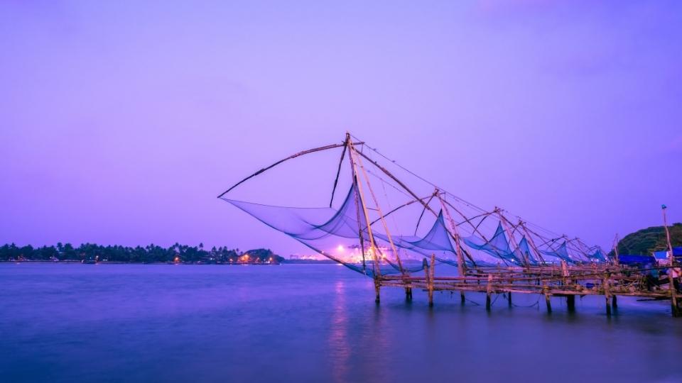 कोची:
कोची हे 'अरबी समुद्राची राणी' आणि केरळचे प्रवेशद्वार म्हणून ओळखले जाते. हे भारतीय, चिनी, पोर्तुगीज, डॅनिश, अरब आणि ब्रिटीश संस्कृतींचे एक संयोजन आहे आणि म्हणूनच हे ठिकाण पर्यटकांना एक अद्भुत अनुभव देते. हे तीन रेल्वे स्थानक असलेले एक शहर आहे आणि एर्नाकुलम जंक्शन हे सर्वात मोठे आणि व्यस्त (बिझी) रेल्वे स्टेशन आहे. तुम्ही येथे स्पाइस मार्केटला भेट देऊ शकता. स्थानिक खाद्यपदार्थांचा विशेषत: समुद्री खाद्य आणि नारळाची चव असलेल्या खाद्यपदार्थांचा स्वाद घेऊ शकतो. बुक स्टोअर्स, आर्ट गॅलरी आणि चहाची दुकाने शोधण्यासाठी प्रिंसेस स्ट्रीट वरून खाली जा. जर तुम्हाला काही ऐतिहासिक ठिकाणे बघायची असतील तर तुम्ही भारतातील सर्वात जुनी युरोपियन चर्च सेंट फ्रान्सिस येथे जाऊ शकता.