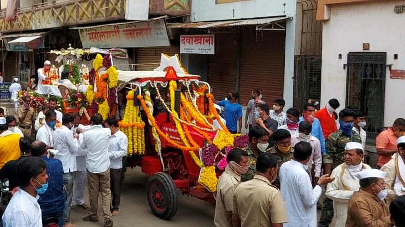 पांडुरंग, राही आणि रखुमाईच्या मूर्तींची ट्रॅक्टरमधून रथयात्रा !