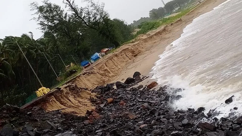 उधाणाच्या भरतीने मिऱ्या बंधाऱ्याला तडाखा