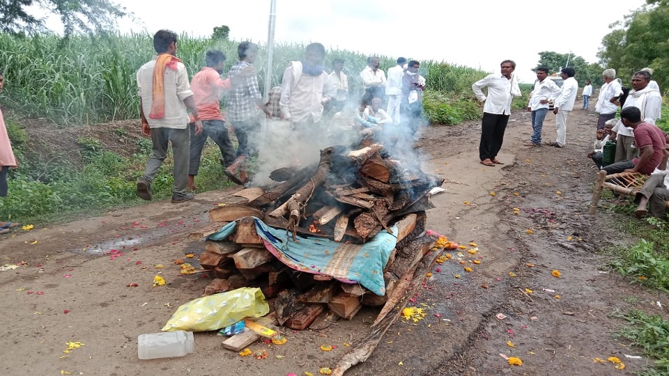 गावकऱ्यांनी मयत व्यक्तीवर चक्क रस्त्यालगतच अंत्यसंस्कार केले