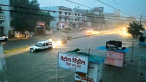 परभणी : महानगरपालिकेच्या ढिसाळ कारभारामुळे मुसळधार पावसाने शहराची तुंबापुरी झाली.