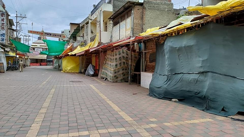 महाद्वारासमोर सगळी दुकाने बंद