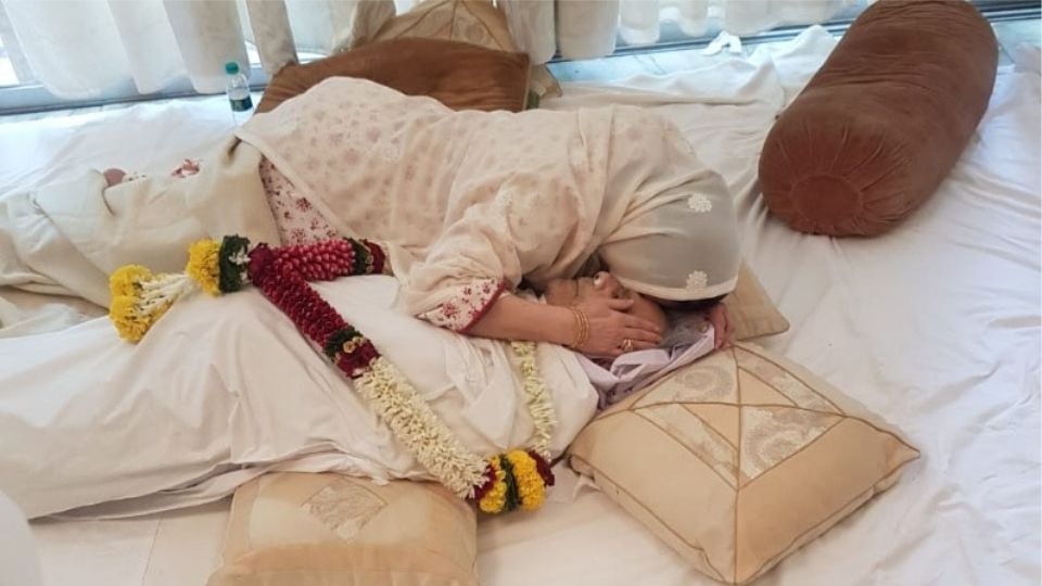 दिलीप कुमार यांना अखेरचा निरोप देण्यापूर्वी सायरा बानो त्यांना बिलगून रडल्या.