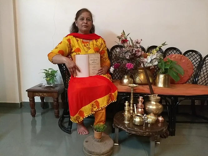 अनुजा जोशी यांनी जतन केल्या सुमारे १०० वर्षे जुन्या वस्तू