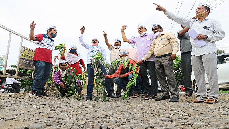 औरंगाबाद : सातारा-देवळाई परिसरात रस्त्यावर मोठ्या प्रमाणावर खड्डे पडले आहेत. त्याचा निषेध म्हणून आम आदमी पक्षातर्फे खड्ड्यांमध्ये बेशरमाचे झाड लावत आंदोलन करण्यात आले.
