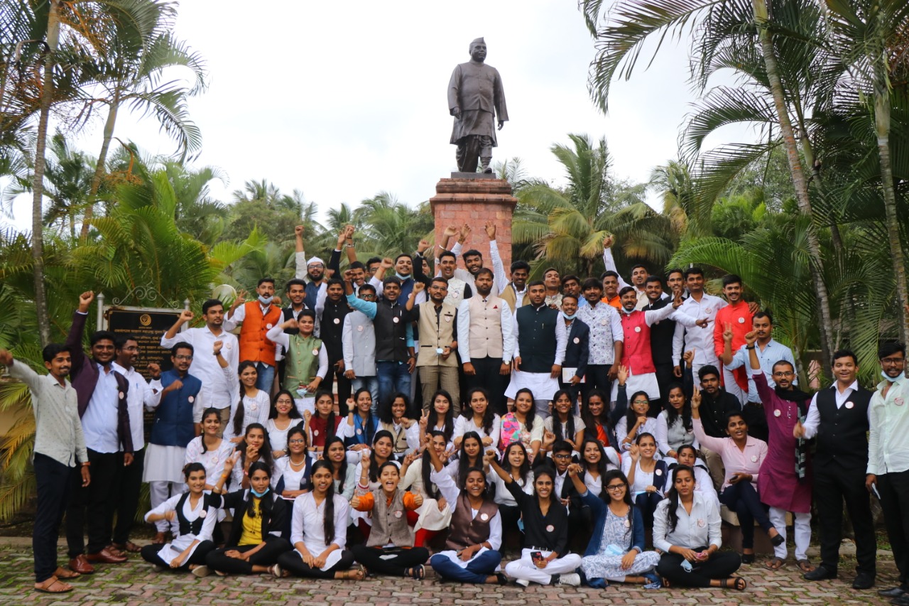 विद्यापीठ प्रांगणातील यशवंतराव चव्हाण यांच्या पूर्णाकृती पुतळ्याजवळ आठवणी म्हणून समुह छायाचित्र टिपला.